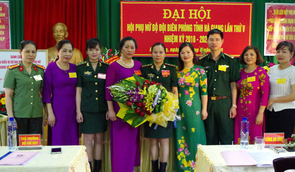 Lãnh đạo cấp trên và các đại biểu tặng hoa chúc mừng BCH khóa mới ra mắt Đại hội