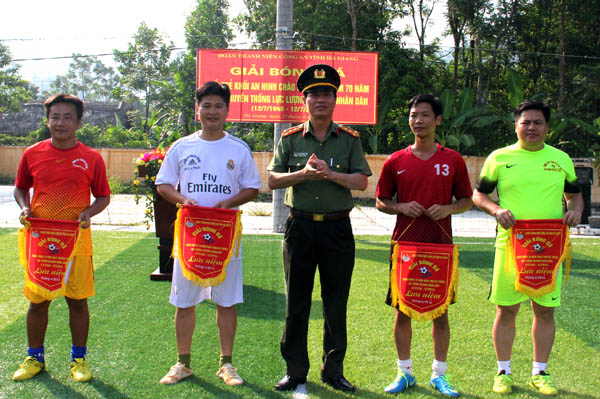 Lãnh đạo Công an tỉnh trao cờ lưu niệm cho các đội bóng tham dự giải.