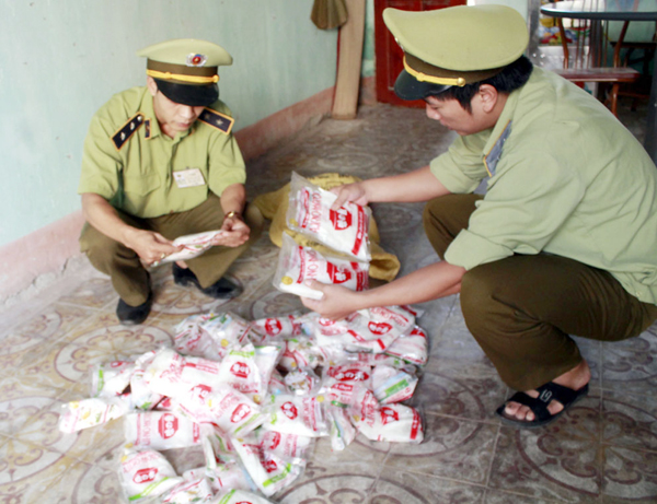 Lực lượng QLTT số 4 của huyện  kiểm tra, thu giữ số hàng hóa giả mạo nhãn hiệu mì chính Ajinomoto.