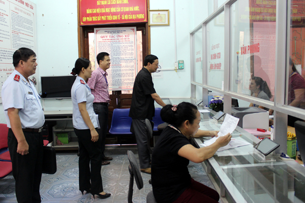 Đoàn kiểm tra việc chấp hành kỷ luật, kỷ cương hành chính đối với cán bộ, công chức tại UBND phường Trần Phú.