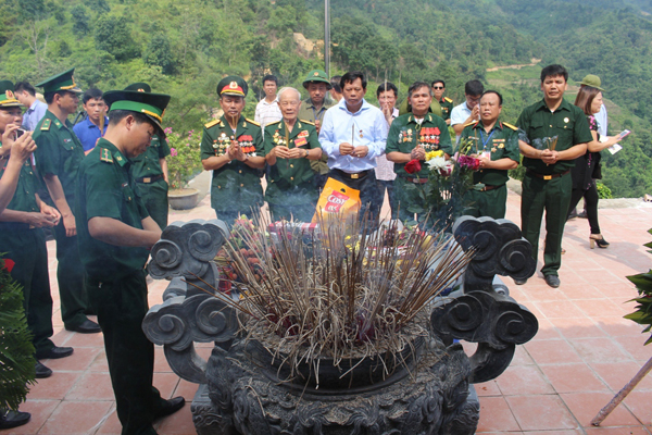 Các CCB thắp hương cho đồng đội tại Nhà tưởng niệm tri ân các AHLS mặt trận Vị Xuyên.