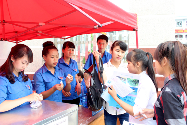 Các đoàn viên, thanh niên tham gia tư vấn, trông đồ và giữ xe miễn phí cho các thí sinh tại điểm thi Trường Chuyên tỉnh.