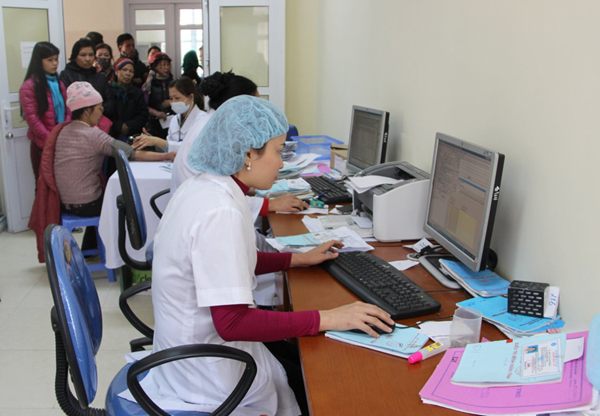 Khám cho người bệnh có thẻ BHYT tại Bệnh viện Đa khoa tỉnh. Ảnh: Lan Anh