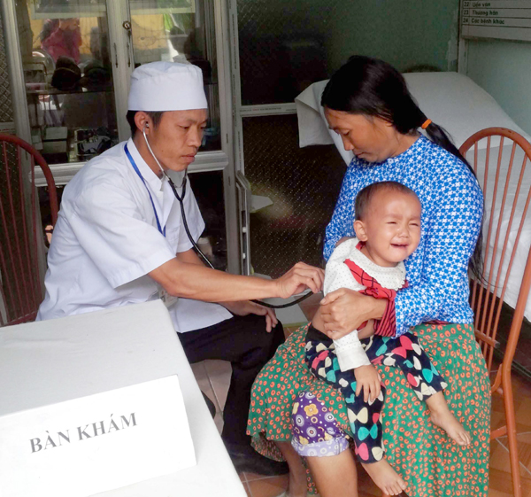 Bác sỹ Trạm Y tế xã Phố Cáo (Đồng Văn) khám bệnh cho bệnh nhân.