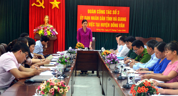 Phó Chủ tịch UBND tỉnh Hà Thị Minh Hạnh kết luận buổi làm việc với lãnh đạo huyện Đồng Văn.