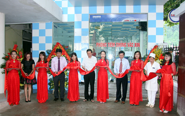 Lãnh đạo Sở Y tế, Trung tâm Y tế Dự phòng, Công ty AMV Group cắt băng khai trương Phòng tiêm SAFPO 36 Hà Giang.