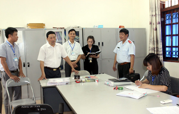 Đoàn kiểm tra việc chấp hành kỷ luật, kỷ cương hành chính đối với cán bộ, công chức đang làm việc ở Ban chỉ đạo xây dựng Nông thôn mới huyện Quang Bình.
