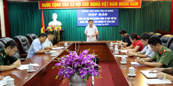 Phó Chủ tịch HĐND tỉnh Hoàng Văn Vịnh thông báo nội dung, chương trình kỳ họp thứ 2 HĐND tỉnh.