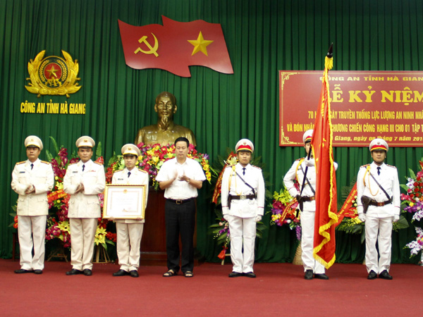 Thừa ủy quyền của Chủ tịch nước Cộng hòa XHCN Việt Nam, đồng chí Nguyễn Văn Sơn trao Huân chương chiến công hạng 3 cho các tập thể, cá nhân.