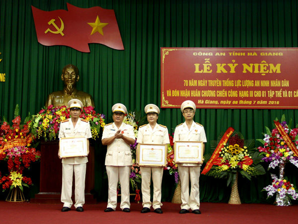 Đại tá Hầu Văn Lý trao bằng khen của Bộ công an cho các tập thể, cá nhân có thành tích xuất sắc. 