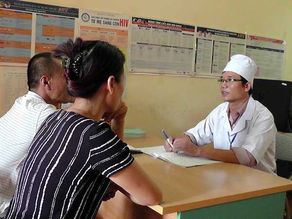 Tư vấn điều trị ARV cho bệnh nhân HIV/AIDS.
