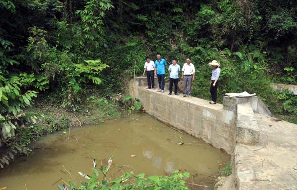 Đoàn kiểm tra Sở NN - PTNT kiểm tra đập dâng nước thôn Nậm Mái, xã Kim Ngọc (Bắc Quang).