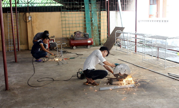 Giờ thực hành tại xưởng cơ khí của học viên Trung tâm Giáo dục nghề nghiệp - Giáo dục thường xuyên huyện Vị Xuyên.