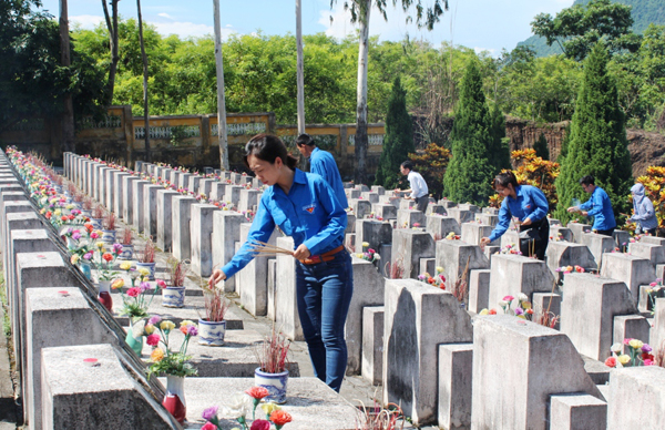 Đoàn viên, thanh niên thắp hương tại Nghĩa trang liệt sỹ Quốc gia Vị Xuyên. Ảnh: Yến Vũ