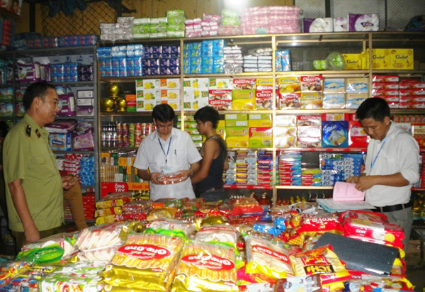 Đoàn kiểm tra liên ngành kiểm tra VSATTP tại chợ trung tâm Bắc Quang.