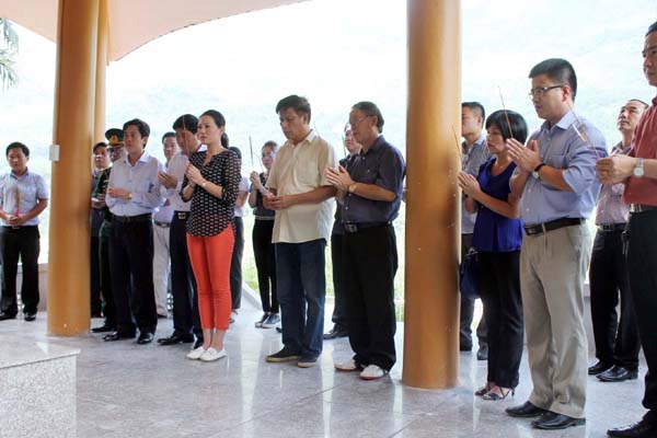 Đoàn cán bộ, phóng viên Báo Phú Thọ và Báo Hà Giang dâng hương tại Đài tưởng niệm các anh hùng liệt sỹ tại xã Thanh Thuỷ, Vị Xuyên.