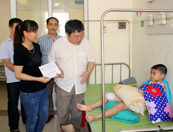 Lãnh đạo Sở Lao động – TBXH tỉnh, Quỹ BTTE tỉnh tặng quà cho TE có hoàn cảnh khó khăn bị tai nạn thương tích nhân Tháng hành động vì TE. 