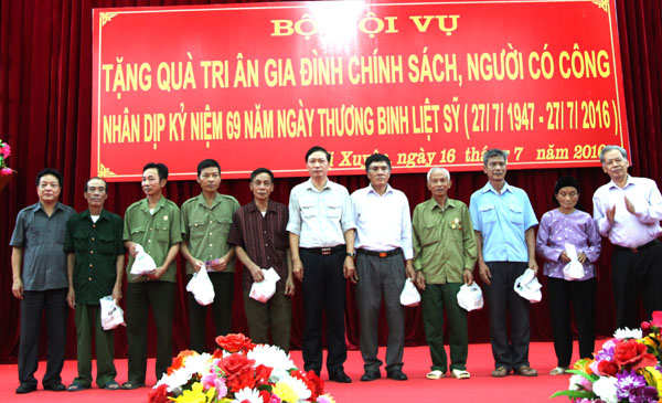 Đoàn công tác Bộ Nội vụ đã trao quà tặng  gia đình chính sách ở huyện Vị Xuyên.