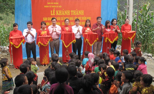 Các đại biểu cắt băng khánh thành nhà lớp học mầm non thôn Lò Lử Phìn. Ảnh: Bình Minh