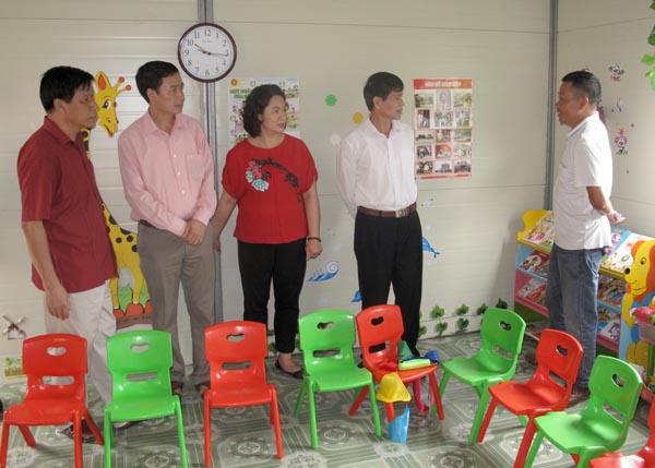 Đoàn công tác thăm lớp học mầm non vừa được xây dựng. Ảnh: Bình Minh