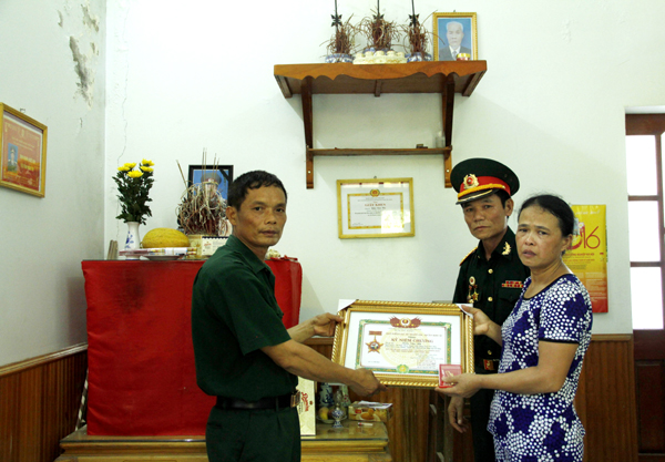 Ban liên lạc Sư đoàn 356 trao Kỷ niệm chương cho thân nhân đồng chí Kiều Văn Hà (Cựu chiến binh Sư đoàn, đã mất) tại thành phố Hà Giang.