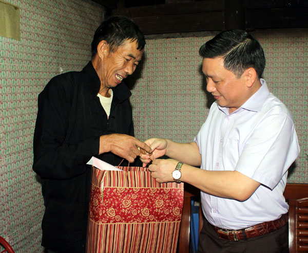 Phó Chủ tịch UBND tỉnh Nguyễn Minh Tiến thăm, tặng quà bệnh binh Mua Mí Giàng, thôn Pải Lủng, xã Pải Lủng.