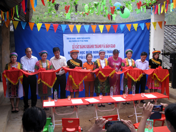 Đồng chí Lê Trọng Lập, Tổng biên tập Báo Hà Giang cùng các đại biểu cắt băng khánh thành nhà lớp học mầm non thôn Thào Lủng