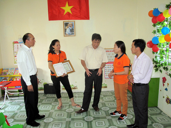 Đồng chí Lê trọng Lập cùng các đại biểu thăm quan lớp học mầm non mới được xây dựng