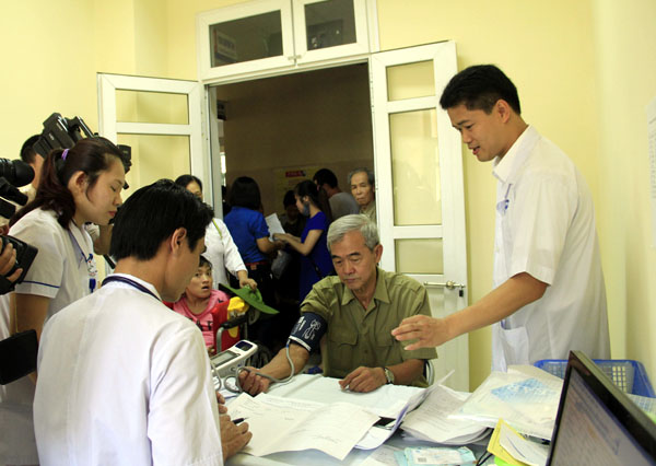 Các thầy thuốc khám chữa bệnh và tư vấn sức khỏe cho thương binh