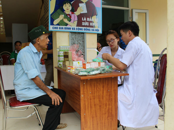 Các bác sỹ của trường Đại học Y tế Công cộng và Bệnh viện nhi T.Ư khám bệnh cho bà con xã Thuận Hòa.