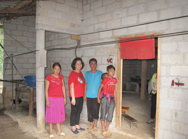 Đoàn từ thiện Hà Nội bàn giao nhà mới cho gia đình ông Lầu Mí Sùng, thôn Xéo Xả Lủng, xã Pải Lủng (Mèo Vạc).