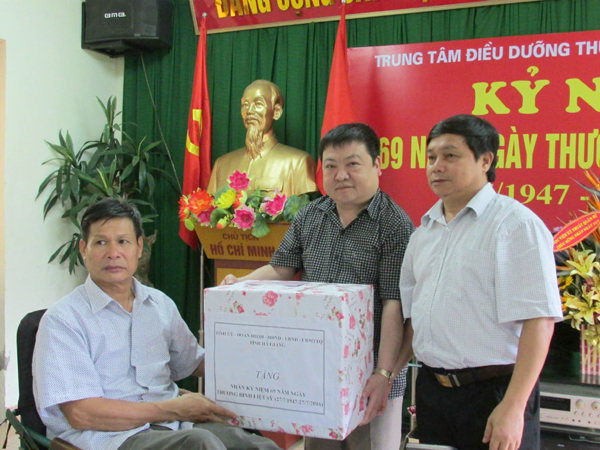 Lãnh đạo Sở Lao động – TBXH tặng quà cho thương binh Thèn Văn Sán đang điều trị tại Trung tâm Điều dưỡng thương binh Thuận Thành (Bắc Ninh) nhân kỷ niệm Ngày Thương binh, liệt sỹ. Ảnh: CTV