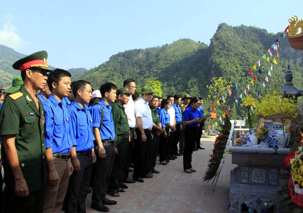 Đoàn khối các cơ quan tỉnh dâng hương tại nhà tưởng niệm tri ân các Anh hùng liệt sỹ xã Thanh Thủy.