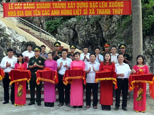 Chủ tịch UBND tỉnh Nguyễn Văn Sơn cùng lãnh đạo Bộ Chỉ huy BĐBP tỉnh, huyện Vị Xuyên cắt băng khánh thành bậc lên xuống Nhà bia ghi tên các Anh hùng Liệt sĩ tại xã Thanh Thủy.
