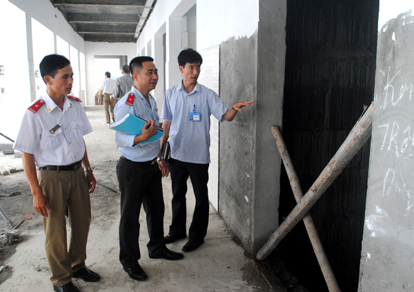 Kiểm tra thực tế tại công trường thi công Bệnh viên đa khoa khu vực Bắc Quang.    