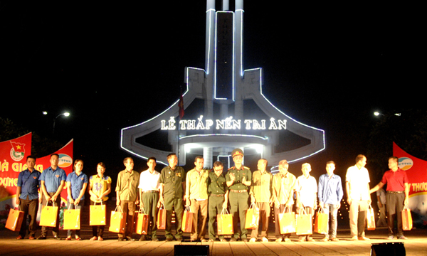 Đại diện Chi nhánh Viettel Hà Giang tặng quà Bà mẹ Việt Nam Anh hùng và các đối tượng chính sách.
