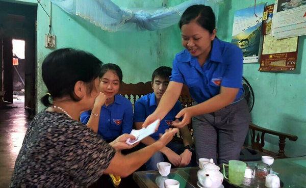 3.	Đoàn phường Minh Khai (TP Hà Giang) tặng quà cho các hộ gia đình chính sách. (ảnh Phong Lan)