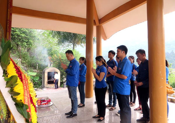 Đoàn thanh niên Báo Hà Giang thắp hương tại Nhà bia ghi tên các anh hùng liệt sĩ xã Thanh Thủy.