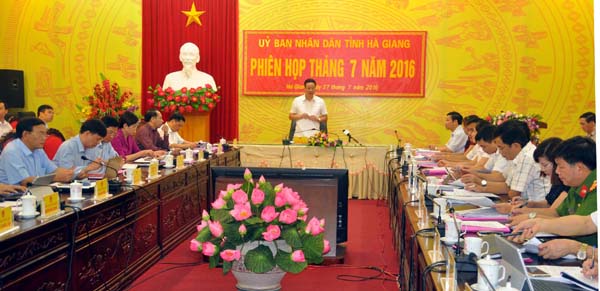 Phó Bí thư Tỉnh ủy, Chủ tịch UBND tỉnh Nguyễn Văn Sơn phát biểu tại phiên họp.