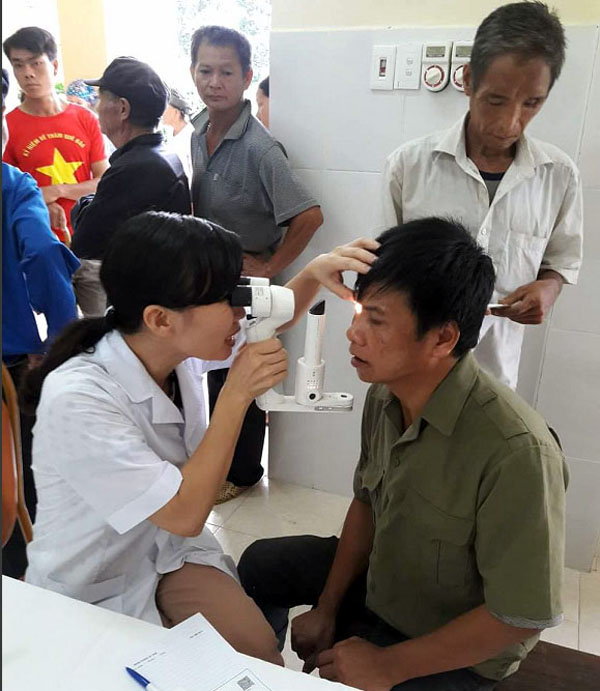Các thầy thuốc khám các bệnh về mắt cho bệnh nhân là thương, bệnh binh và thân nhân các gia đình liệt sỹ ở xã Minh Tân.