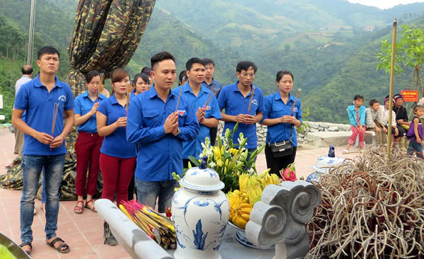 Đoàn viên thanh niên Báo Hà Giang thắp hương tại Nhà tưởng niệm tri ân các AHLS thôn Nặm Ngặt, xã Thanh Thủy (Vị Xuyên).