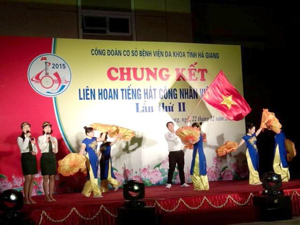 Một tiết mục văn nghệ tham dự Hội thi Liên hoan tiếng hát Người lao động lần thứ II của Công đoàn Bệnh viện Đa khoa tỉnh.