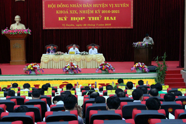 Các đại biểu nghe UBND huyện báo cáo về tình hình phát triển KT – XH 6 tháng đầu năm tại kỳ họp.