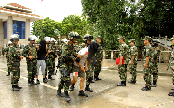 Lực lượng BĐBP Hà giang bàn giao 2 đối tượng khủng bố cho phía CABP châu Văn Sơn.
