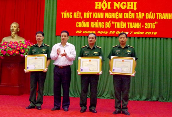 Đồng chí Nguyễn Văn Sơn, Phó Bí thư Tỉnh ủy, Chủ tịch UBND tỉnh trao Bằng khen của UBND tỉnh cho các tập thể có thành tích xuất sắc trong tham gia diễn tập. Ảnh: Hoa Sim