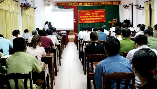 Báo cáo viên Trung tâm truyền thông giáo dục sức khỏe tập huấn cho các học viên tại Hội nghị.