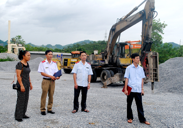 Đoàn thanh tra liên ngành kiểm tra thực tế hiện trường khai thác mỏ đá thôn Tân Tiến. 