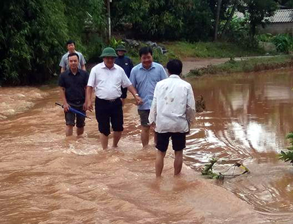 Lãnh đạo huyện Quang Bình kiểm tra công tác khắc phục hậu quả sau lũ.