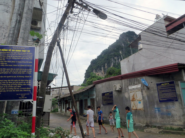 Chiếc cột điện ở ngõ 31, đường Hai Bà Trưng bị gãy được chống bằng cây gỗ tạm, có nguy cơ đổ bất cứ lúc nào.