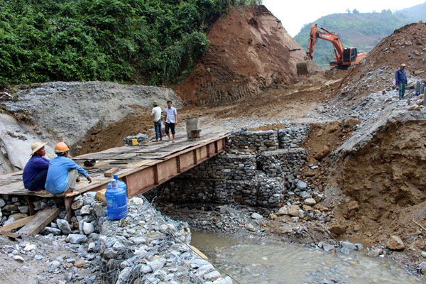 Công nhân của Công ty Cổ phần đường bộ 2 Hà Giang đang gấp rút hoàn các hạng mục để thông tuyến đường QL4.